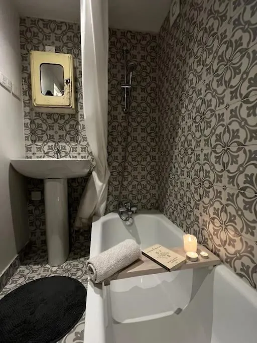 Apartment Ferienwohnung Grand Triplex Calme Avec Cour Privee Paris