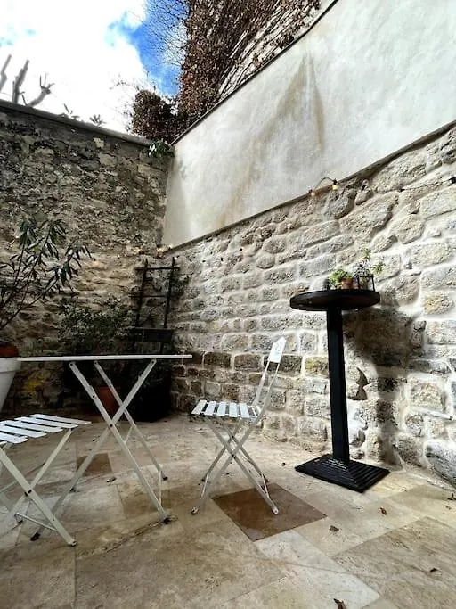 Grand Triplex Calme Avec Cour Privee Apartment Paris