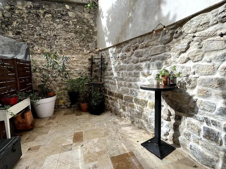 Grand Triplex Calme Avec Cour Privee Apartment Paris